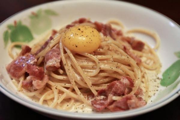 Carbonara 奶油培根蛋黃義大利麵