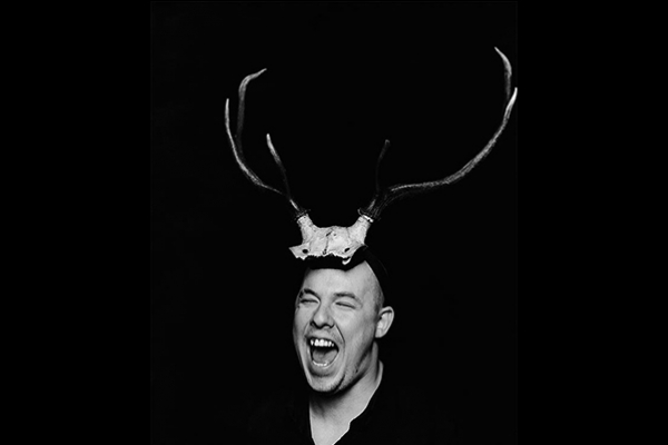 【本週聚焦】Alexander McQueen 永不滅的時尚魂魄（一）：離經叛道而令人難以遺忘的創作鬼才