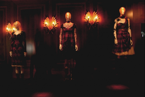 【本週聚焦】Alexander McQueen 永不滅的時尚魂魄(三):作品背後隱含的設計者文化史觀