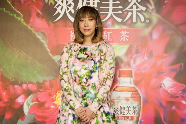 爽健美茶邀請蜷川実花跨界合作計畫，設計三款台灣限定瓶