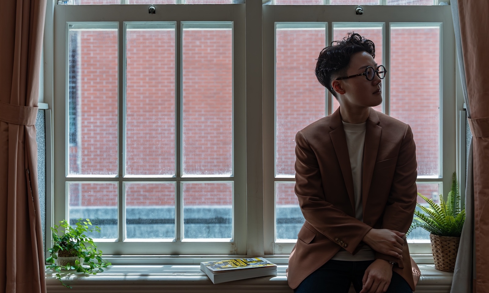 我們在戰火前閱讀 𝙱𝚘𝚘𝚔𝚜 𝙱𝚎𝚏𝚘𝚛𝚎 𝙰𝚜𝚑𝚎𝚜