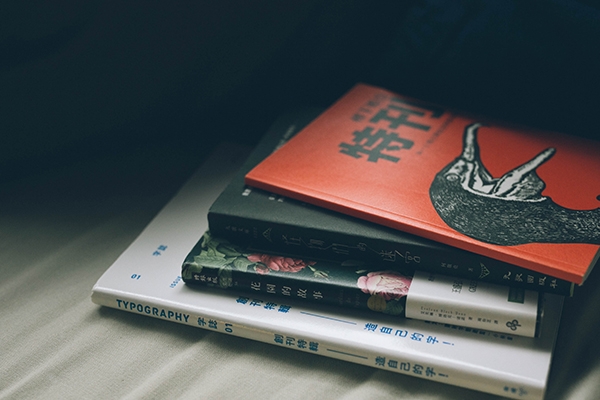 六月選書|
怪物們,樓下聯誼!