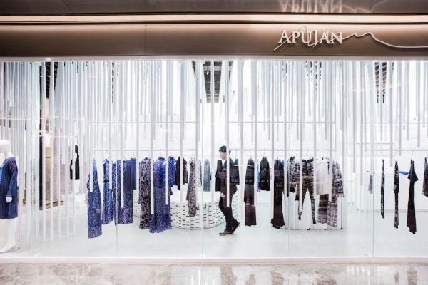 APUJAN 第二間概念店正式面世,科幻風格呈現架空世界時間軸