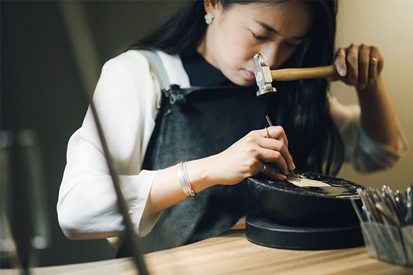 用千萬次敲擊造出一朵無價的花:金工藝術師蔡依珊