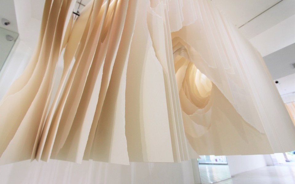 她建築了紙,紙建築了光:Angela Glajcar《Terforation 紙的顛覆與構築》