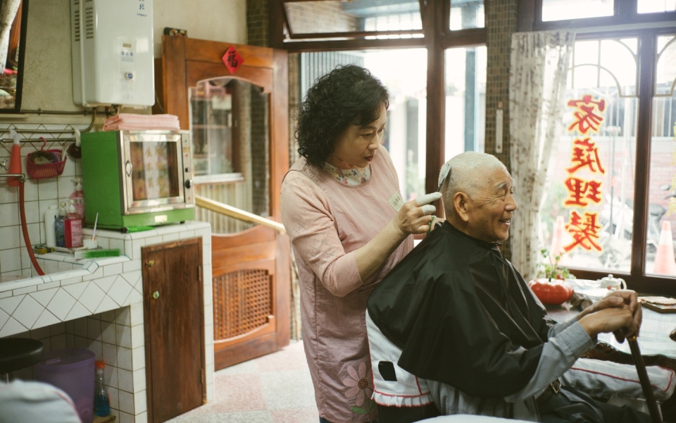 傅天余・理髮店本日觀察｜男人的頭，女人的頭