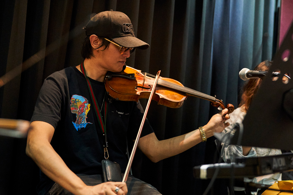 田馥甄 2020 演唱會《一一》音樂團隊 音樂總監_ 陳建騏／Violin_ 于京延／Cello_ 劉涵／ GT1_ 王漢威／GT2_ 翁光煒／Bass_ 黃群翰／Drums_ 楊凱淋／Keyboard_ 林怡伶／ Trumpet_ 鄭文鳳／Chorus_ 梁世韻／Program_ 康小康